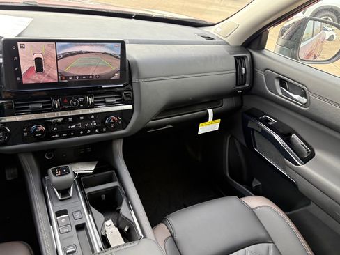 New 2026 Nissan Pathfinder Platinum FWD image 11