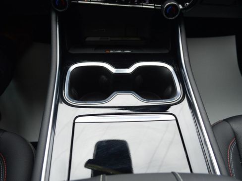 Used 2024 Chevrolet Traverse RS image 32