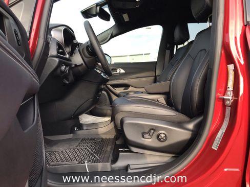 New 2025 Chrysler Pacifica Select w/ Fav Edition Package image 12