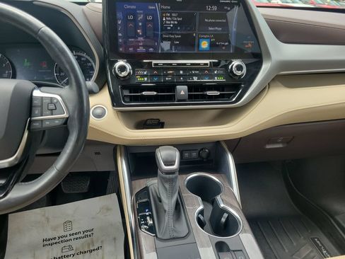 Used 2021 Toyota Highlander Platinum FWD image 24
