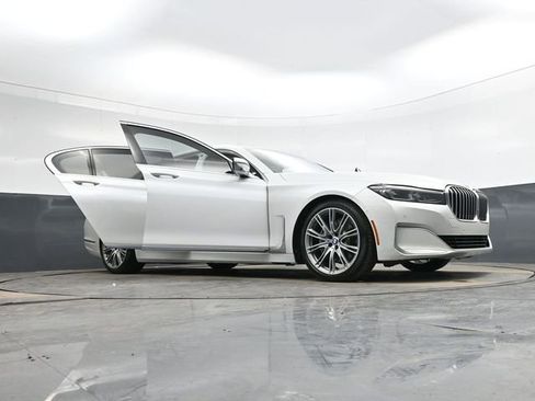 Used 2020 BMW 740i w/ Premium Package image 39