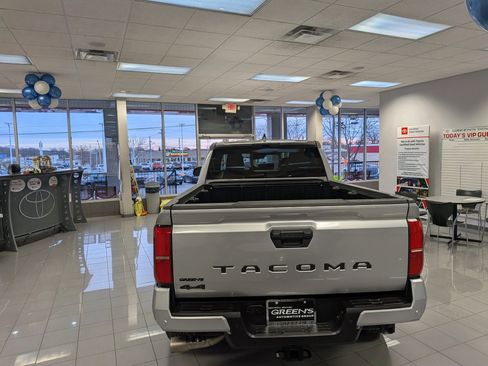 Used 2025 Toyota Tacoma Limited image 9