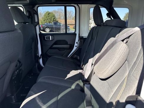 Used 2025 Jeep Wrangler Unlimited Sahara image 22