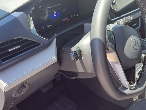 Used 2024 Volkswagen Taos SE image 9