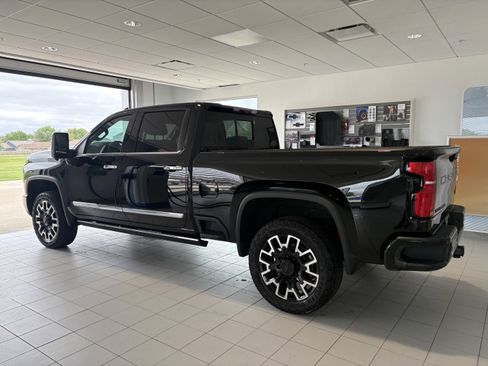 Used 2025 Chevrolet Silverado 2500 High Country w/ High Country Premium Package AWD/4WD image 3