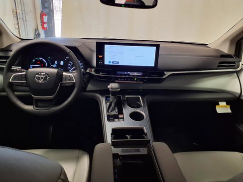 New 2026 Toyota Sienna XLE image 11