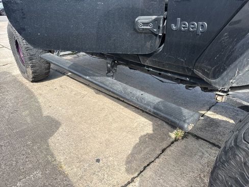 Used 2021 Jeep Gladiator Willys image 11