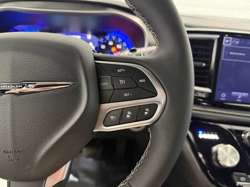 Used 2026 Chrysler Pacifica Select FWD image 13