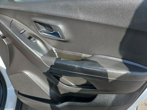 Used 2018 Chevrolet Trax LS AWD/4WD image 19