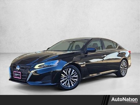 Used 2025 Nissan Altima 2.5 SV image 1