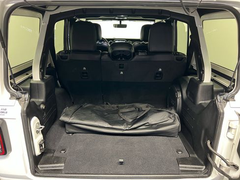 Used 2020 Jeep Wrangler Unlimited Sahara image 29