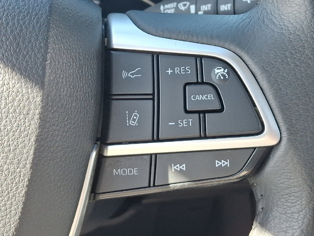 Certified 2025 Toyota Sienna XLE FWD image 25