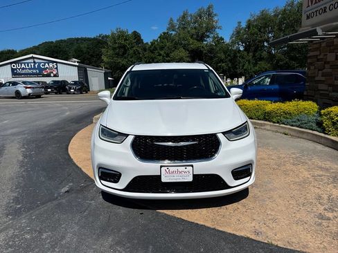 Used 2021 Chrysler Pacifica Touring-L FWD image 2
