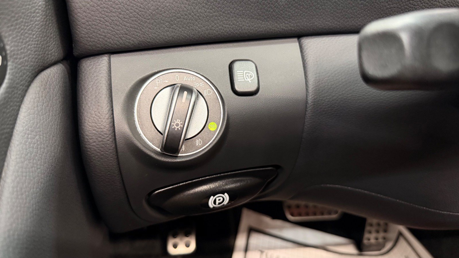 Used 2011 Mercedes-Benz SL 550 image 39