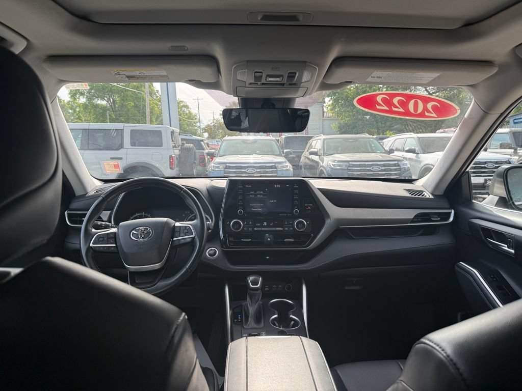 Used 2022 Toyota Highlander XLE AWD/4WD image 28
