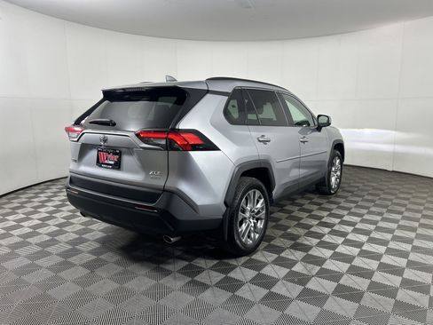 Used 2022 Toyota RAV4 XLE Premium image 18