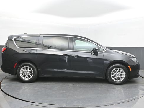 Used 2023 Chrysler Voyager LX FWD image 8