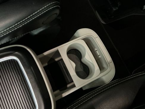 Used 2023 Chrysler Pacifica Touring-L image 38