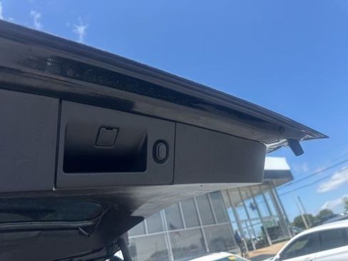 Used 2018 Chevrolet Suburban Premier AWD/4WD image 15