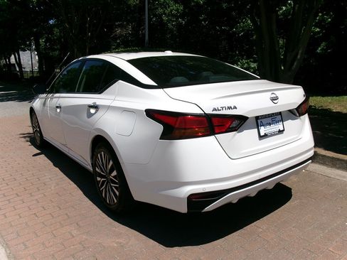 Used 2024 Nissan Altima 2.5 SV FWD image 7
