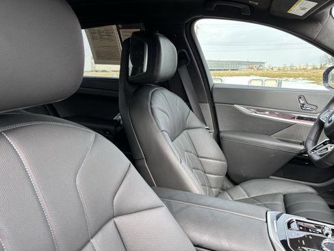 Certified 2025 BMW 760i xDrive w/ Executive Package image 35