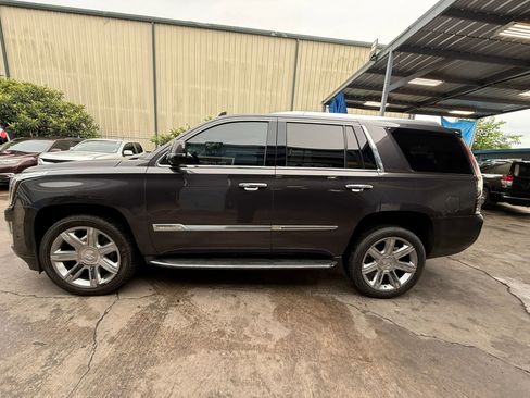 Used 2017 Cadillac Escalade Luxury RWD image 4