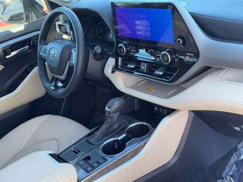 Used 2024 Toyota Highlander Platinum image 12