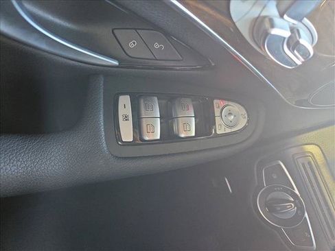 Used 2018 Mercedes-Benz GLC 300 image 12