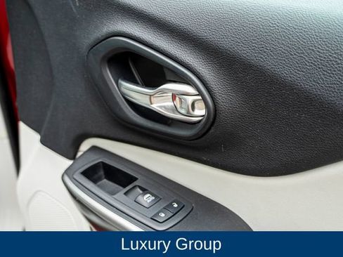 Used 2019 Jeep Cherokee Limited w/ Luxury Group AWD/4WD image 15