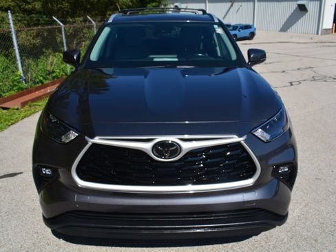 Used 2022 Toyota Highlander XLE AWD/4WD image 2