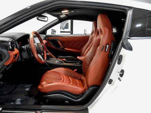 Used 2021 Nissan GT-R Premium image 6