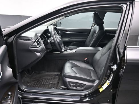 Used 2022 Toyota Camry XSE image 11