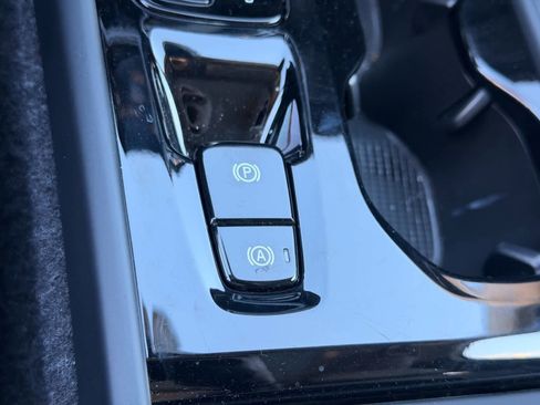 Used 2024 Volvo XC40 B5 Plus image 20