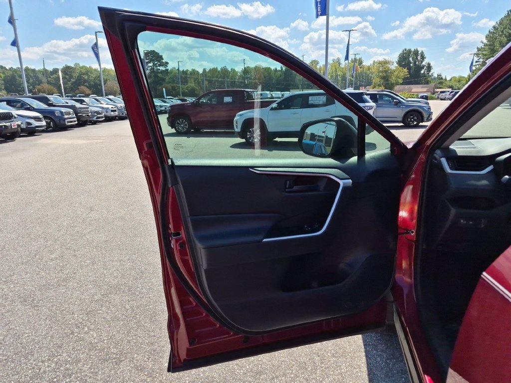 Used 2020 Toyota RAV4 LE FWD image 12