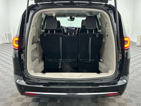 Used 2024 Chrysler Pacifica Touring-L image 17