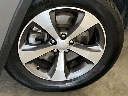 Used 2021 Jeep Cherokee Limited w/ Elite Package image 4