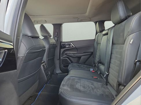 Used 2023 Mitsubishi Outlander SE image 16