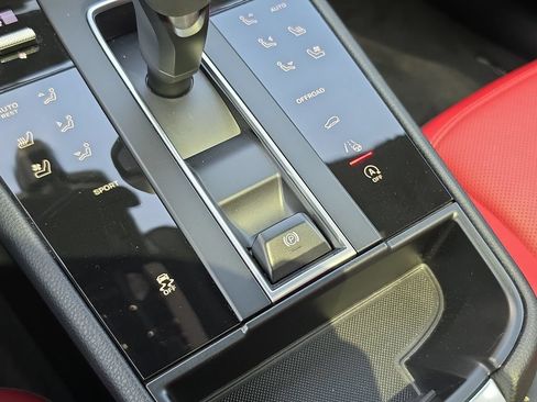 Used 2025 Porsche Macan AWD/4WD image 29