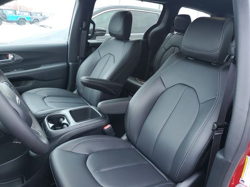 New 2026 Chrysler Pacifica Select image 13