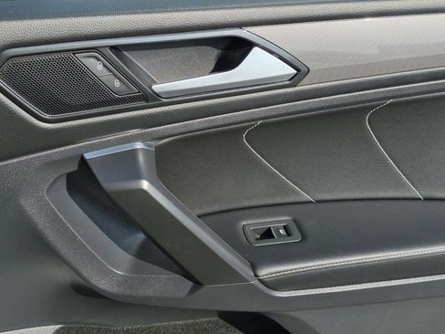 Used 2022 Volkswagen Tiguan SE w/ Panoramic Sunroof Package image 14