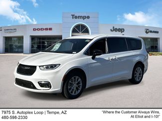 New 2025 Chrysler Pacifica Select video 1