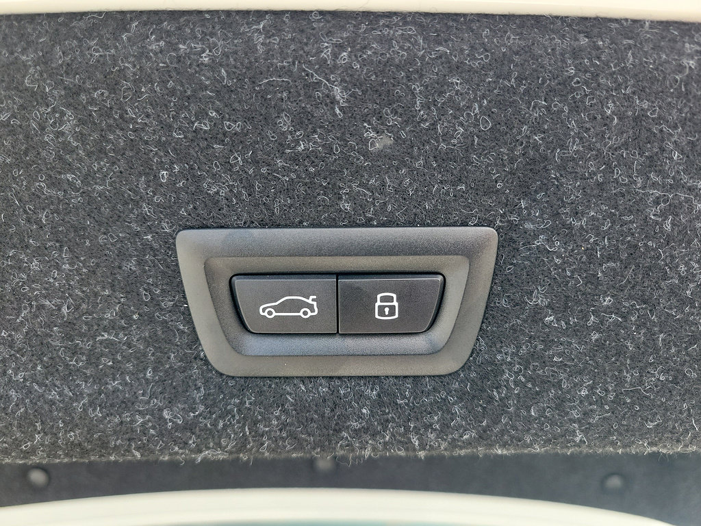 Used 2026 BMW 330i Sedan w/ M Sport Package RWD image 9