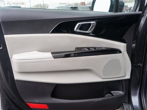 Used 2024 Kia Carnival EX FWD image 19