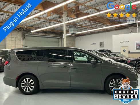 Used 2022 Chrysler Pacifica Touring-L w/ Uconnect Theater Family Group image 4