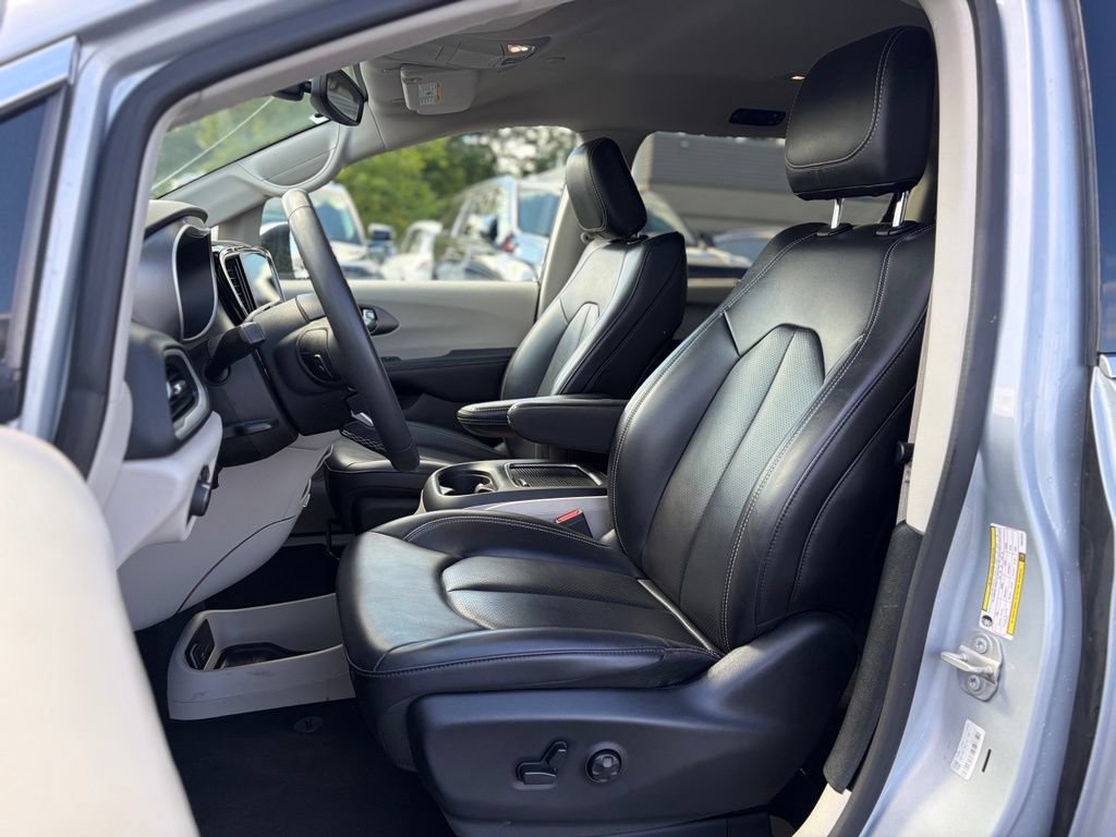 Certified 2023 Chrysler Pacifica Touring-L FWD image 21