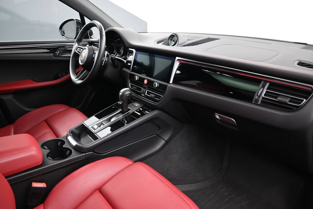 Certified 2025 Porsche Macan AWD/4WD image 14