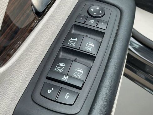 Used 2023 Chrysler Pacifica Limited FWD image 12