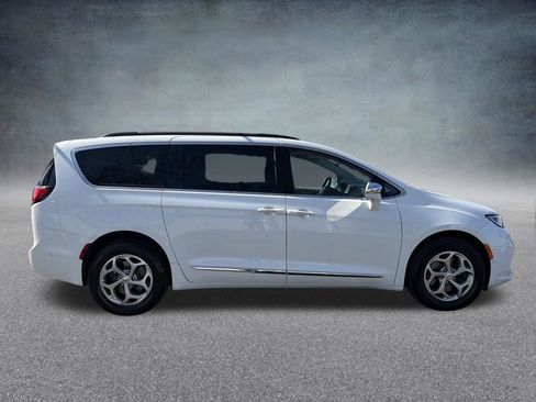 Used 2022 Chrysler Pacifica Limited AWD/4WD image 23