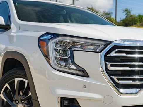Used 2022 GMC Terrain SLT w/ Infotainment Package II AWD/4WD image 3