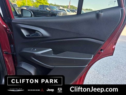 Used 2025 Chevrolet Trax LT FWD image 17